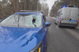 Bryła lodu wbiła się w przednią szybę. Zaniedbanie mogło skończyć się tragedią