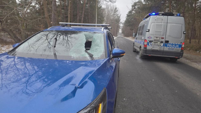 Bryła lodu wbiła się w przednią szybę. Zaniedbanie mogło skończyć się tragedią