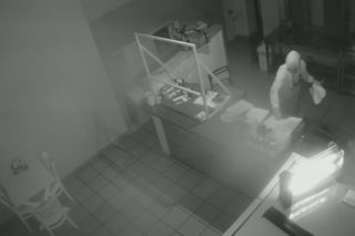 Tego jeszcze nie było! Złodziej włamał się do baru i... PRZYRZĄDZIŁ SOBIE KEBABA. Jest nagranie!