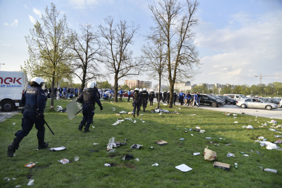  Bitwa kiboli z policją pod Stadionem Narodowym. Pałki, gaz i granaty hukowe. Kilkanaście osób zatrzymanych