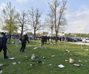  Bitwa kiboli z policją pod Stadionem Narodowym. Pałki, gaz i granaty hukowe. Kilkanaście osób zatrzymanych