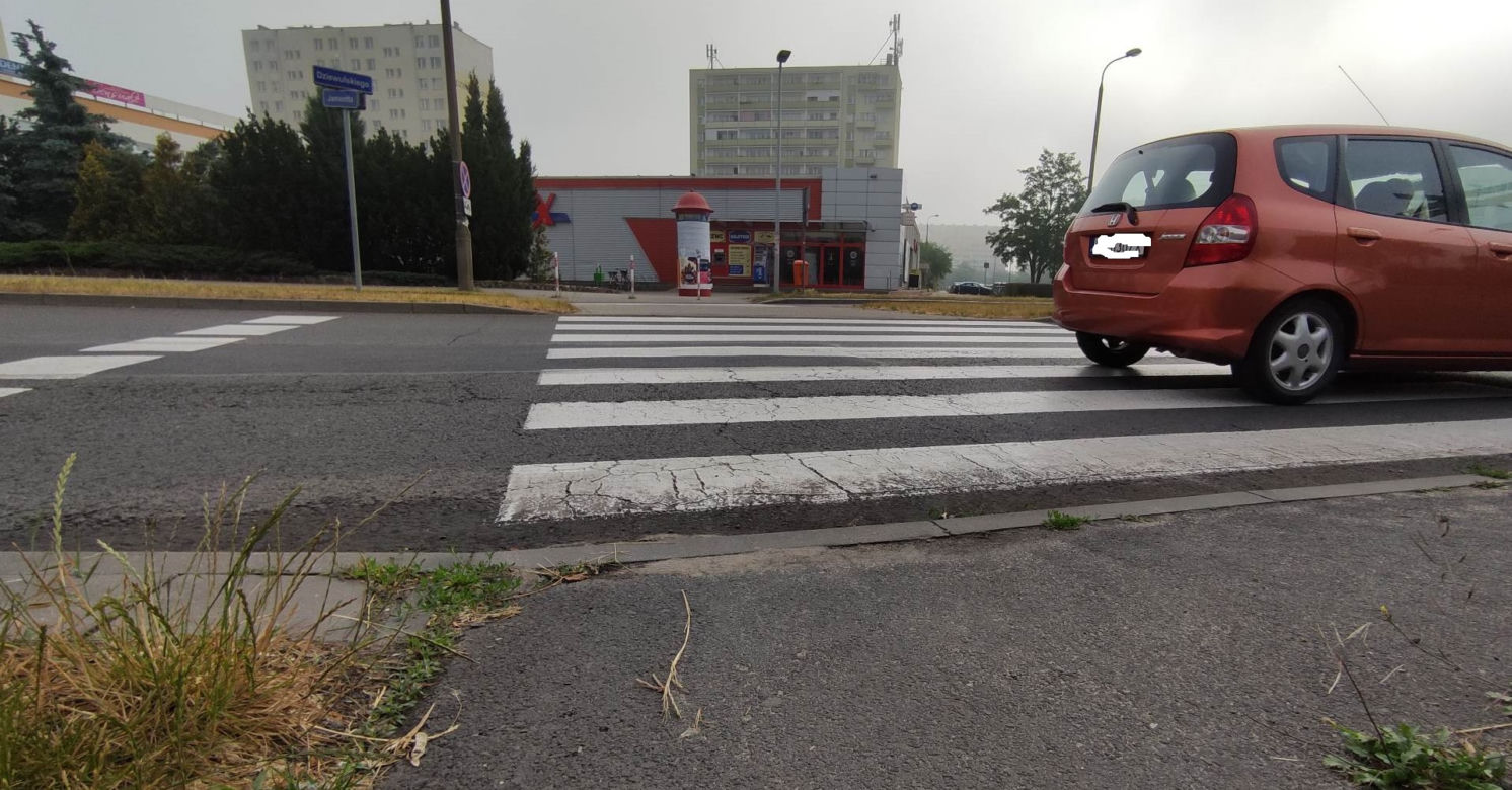 Wypadek na przejściu dla pieszych w Toruniu. Kierowca MZK potrącił kobietę