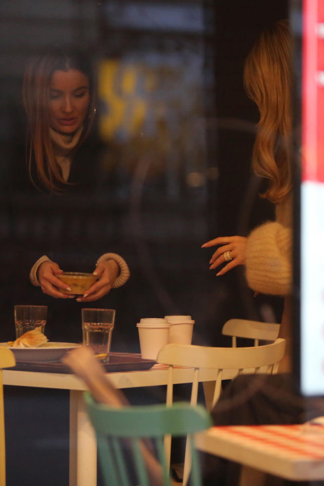 Joanna Krupa z siostrą Martą. Zjadły w mlecznym i poszły po patelnię