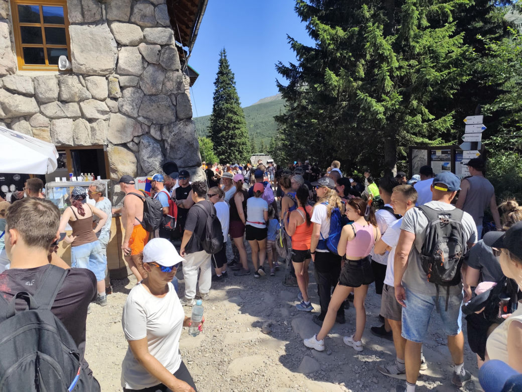 Najazd turystów na Tatry. Popularne szlaki przeżywają prawdziwe oblężenie