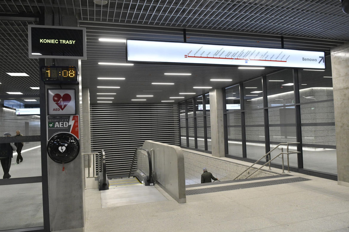 Czarne ściany, aluminiowe drzwi. Tak wygląda toaleta na nowej stacji metra na Bródnie