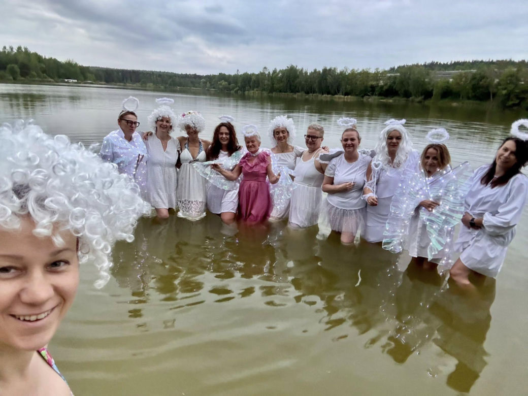 Anielskie skrzydła nad zalewem Piachy. Morsujące Wiedźmy Świętokrzyskie w wyjątkowej akcji o świcie!