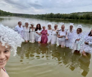 Anielskie skrzydła nad zalewem Piachy. Morsujące Wiedźmy Świętokrzyskie w wyjątkowej akcji o świcie!