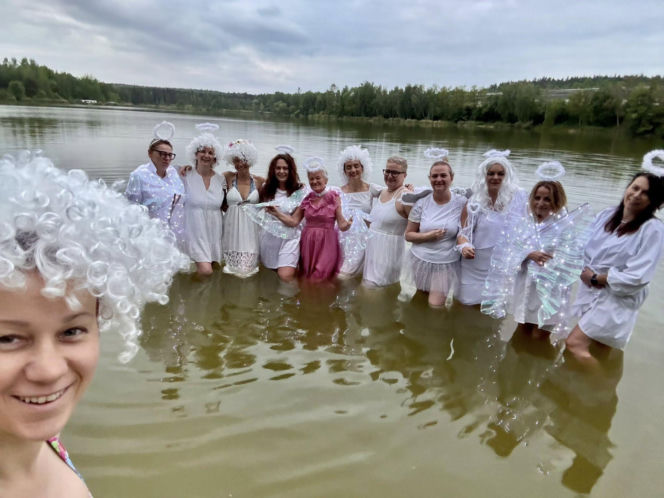 Anielskie skrzydła nad zalewem Piachy. Morsujące Wiedźmy Świętokrzyskie w wyjątkowej akcji o świcie!