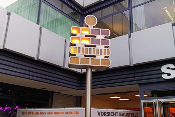Mengenlehruhr – matematyczny zegar świetlny przy Budapester Str.