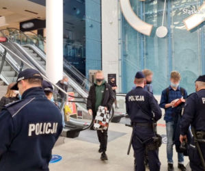 Śląskie: Policjanci prowadzą kontrole w sklepach i autobusach. Nie masz maseczki? Dostaniesz mandat [ZDJĘCIA]