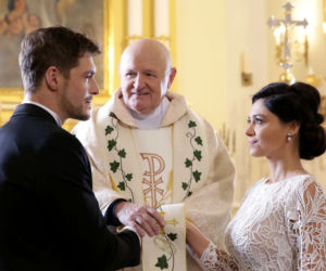 M jak miłość, odc. 1505. Iza (Adriana Kalska), Marcin (Mikołaj Roznerski), ksiądz (Maciej Damięcki)