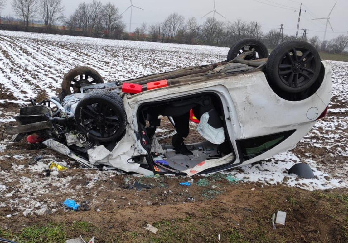 Koszmarny wypadek pod Wągrowcem! Kobieta nie żyje, inni poszkodowani w bardzo ciężkim stanie [ZDJĘCIA].