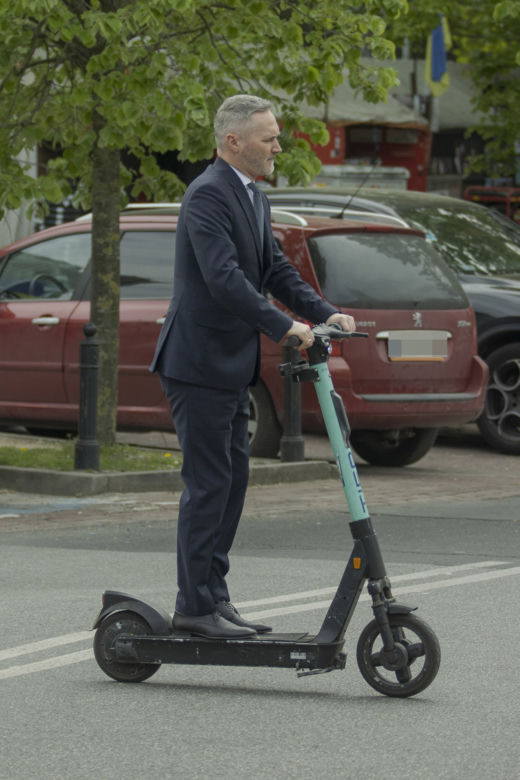 Jarosław Wałęsa na hulajnodze