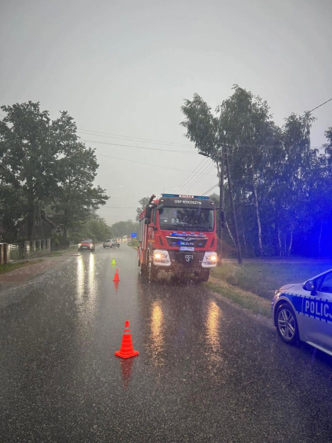 Tragedia w Bławatkowie. 12-latek wyszedł zza autobusu wprost pod koła Forda. Lekarze przegrali walkę o jego życie