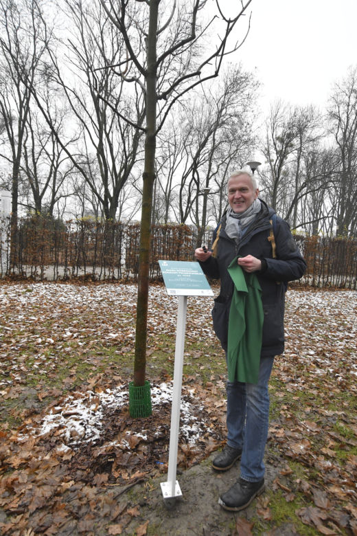 Daniel Echaust przy drzewie babci Marii Dobrochny Echaust-Twarowskiej