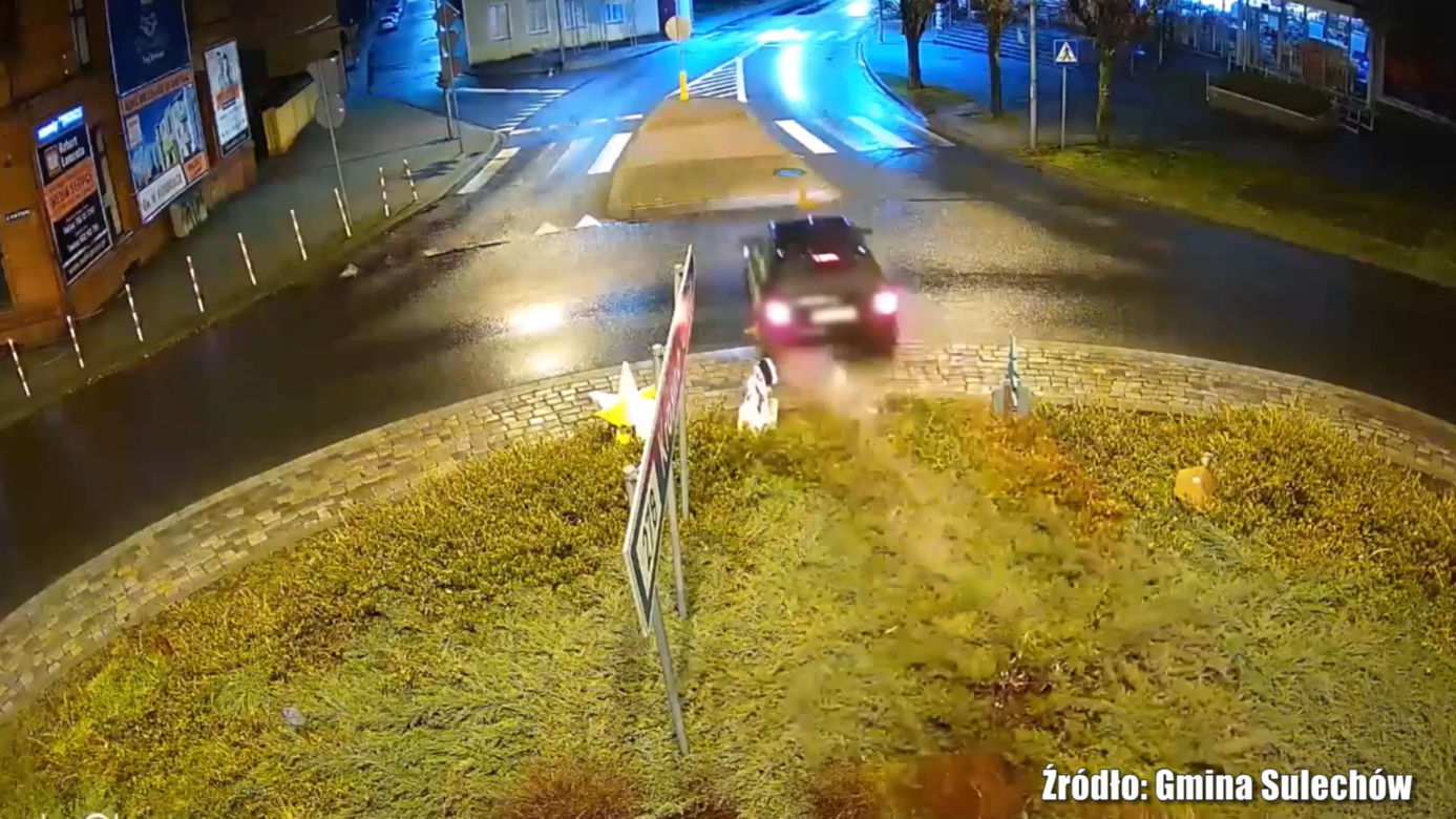 Audi dosłownie przefrunęło przez rondo! Pieszy rzucił się do ucieczki