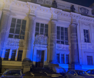 Warszawa. Bryła lodu rozstrzaskała szybę busa