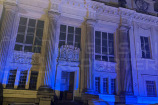 Warszawa. Bryła lodu rozstrzaskała szybę busa