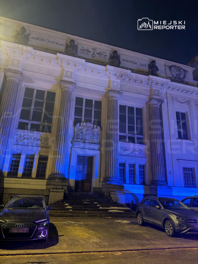 Warszawa. Bryła lodu rozstrzaskała szybę busa