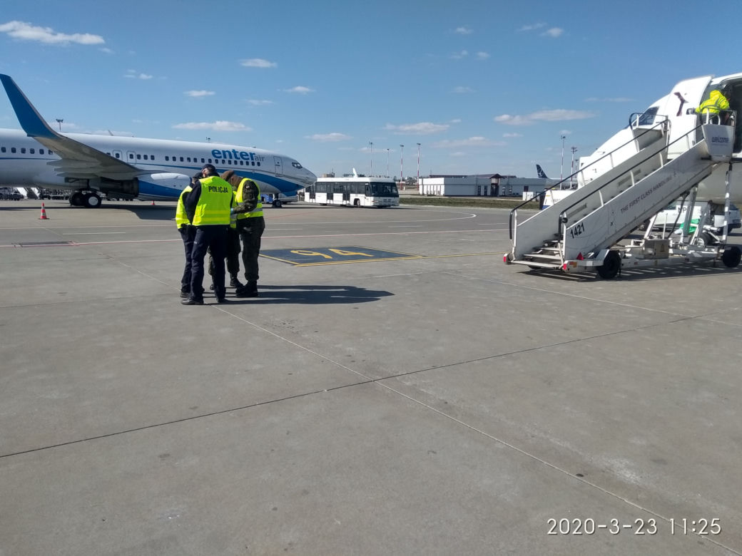 Policjanci na Okęciu. Tak wygląda akcja "LOT do domu"
