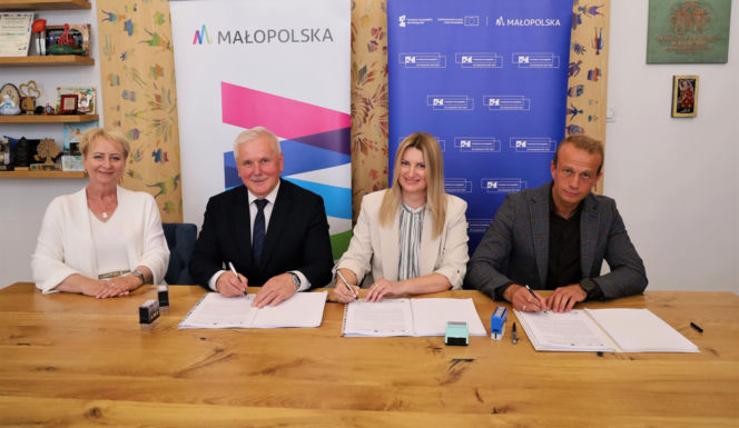 Zamek w Dębnie - podpisanie umowy na modernizację zamku