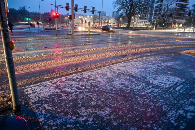 Gołoledź paraliżuje Polskę