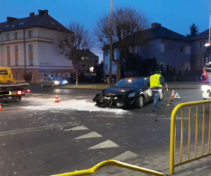 19-latek nie ustąpił pierwszeństwa i wjechał w auto! Ranna kobieta [ZDJĘCIA]