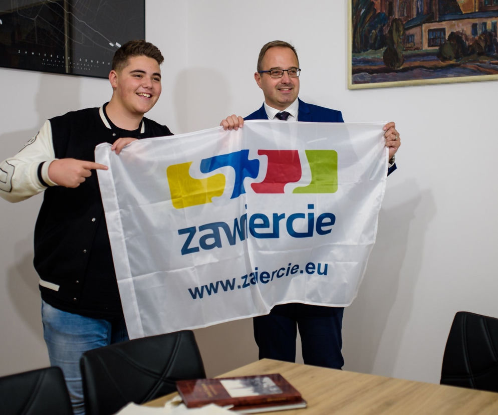 Reprezentant Australii na Eurowizję Junior na polskie korzenie. Jego dziadkowie mieszkali w Zawierciu