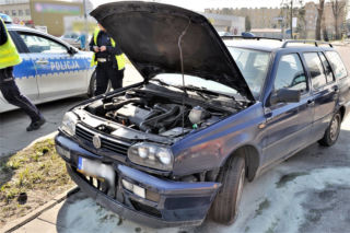 Chwila nieuwagi i dzwon gotowy. Golf najechał na Focusa stojącego przed przejściem dla pieszych