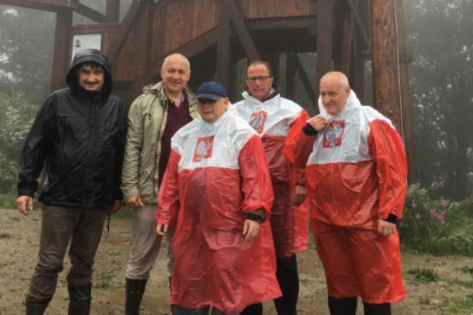 Jarosław Kaczyński w patriotycznej pelerynie