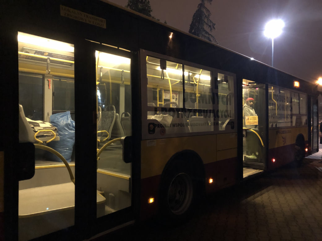 Autobus dla bezdomnych w Łodzi. Zobacz, jak wygląda pomoc potrzebującym