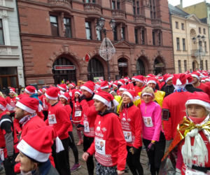 Piękny Festiwal Biegów Świętych Mikołajów Fabryki Cukierniczej Kopernik