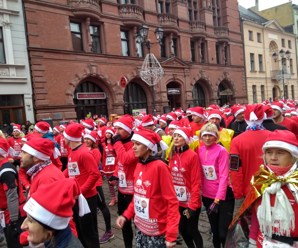 Piękny Festiwal Biegów Świętych Mikołajów Fabryki Cukierniczej Kopernik