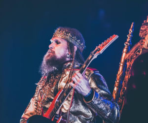 Skrupulatnie wyreżyserowany groteskowy spektakl okraszony nutą surrealizmu – Avatar zawładną Warszawą [RELACJA]