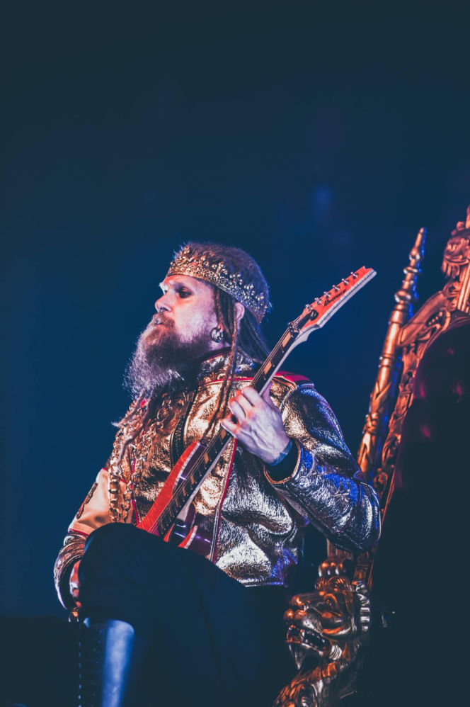 Skrupulatnie wyreżyserowany groteskowy spektakl okraszony nutą surrealizmu – Avatar zawładną Warszawą [RELACJA]