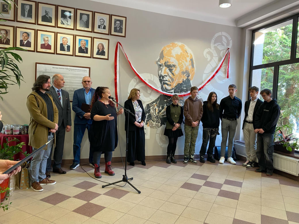Uczniowie ZSP nr 1 stworzyli mural na ścianach szkoły. Grafika przedstawia patrona placówki
