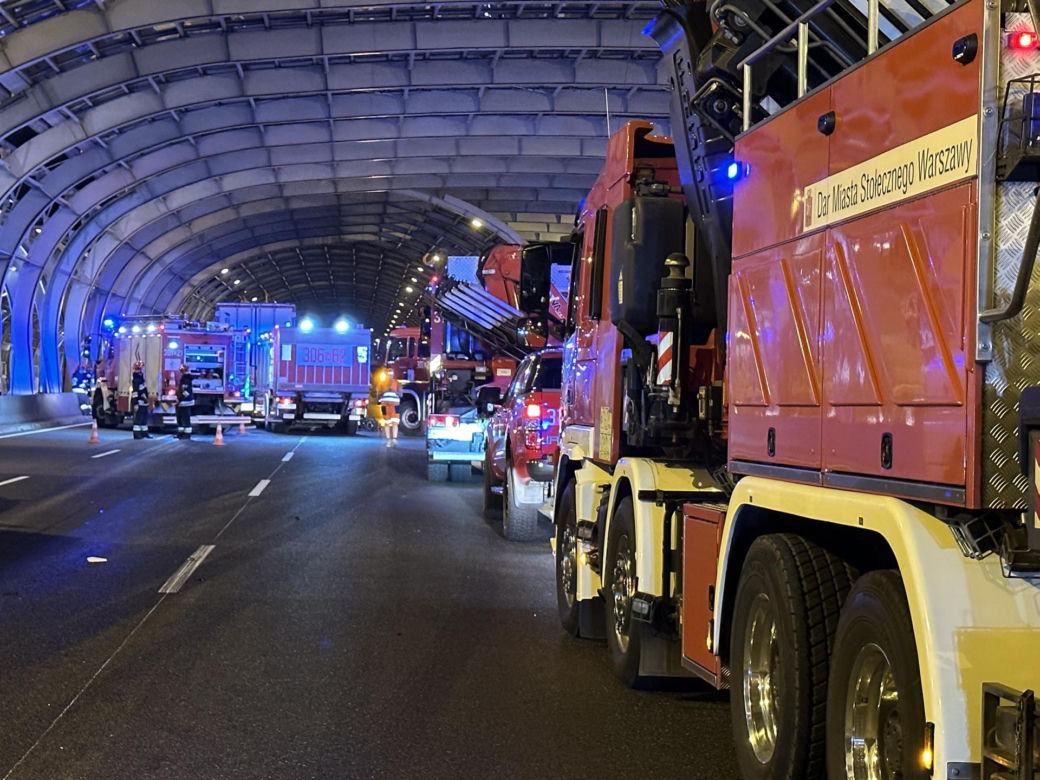 Koszmarny karambol na S8. Ciężarówka staranowała drogowców. Trzy osoby ranne
