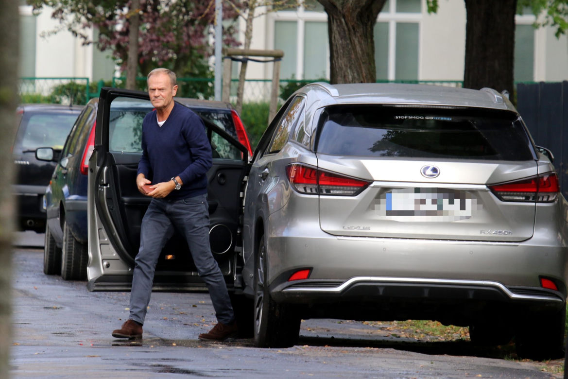 Donald Tusk po porannych zakupach
