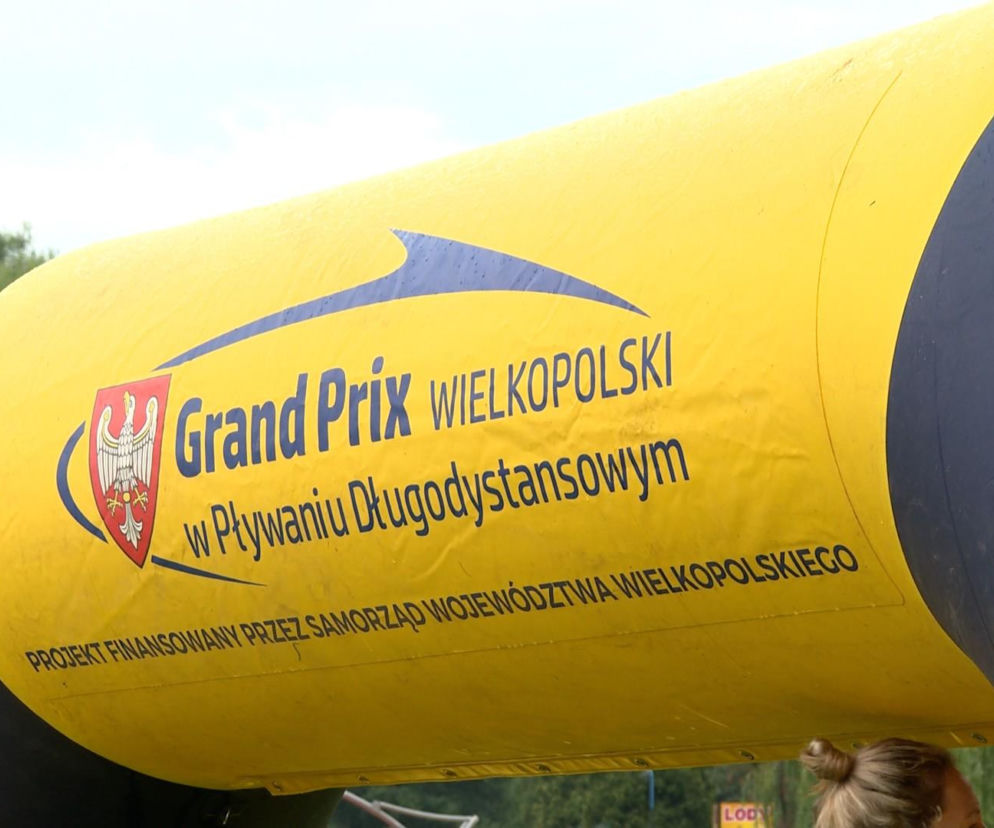 Żółto-granatowa dmuchana brama Grand Prix Wielkopolski w Pływaniu Długodystansowym. O zawodach w Koninie przeczytasz w Eska2.