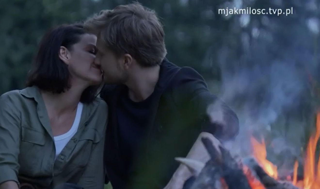 M jak miłość. Patrycja (Alżbeta Lenska), Łukasz (Jakub Józefowicz)
