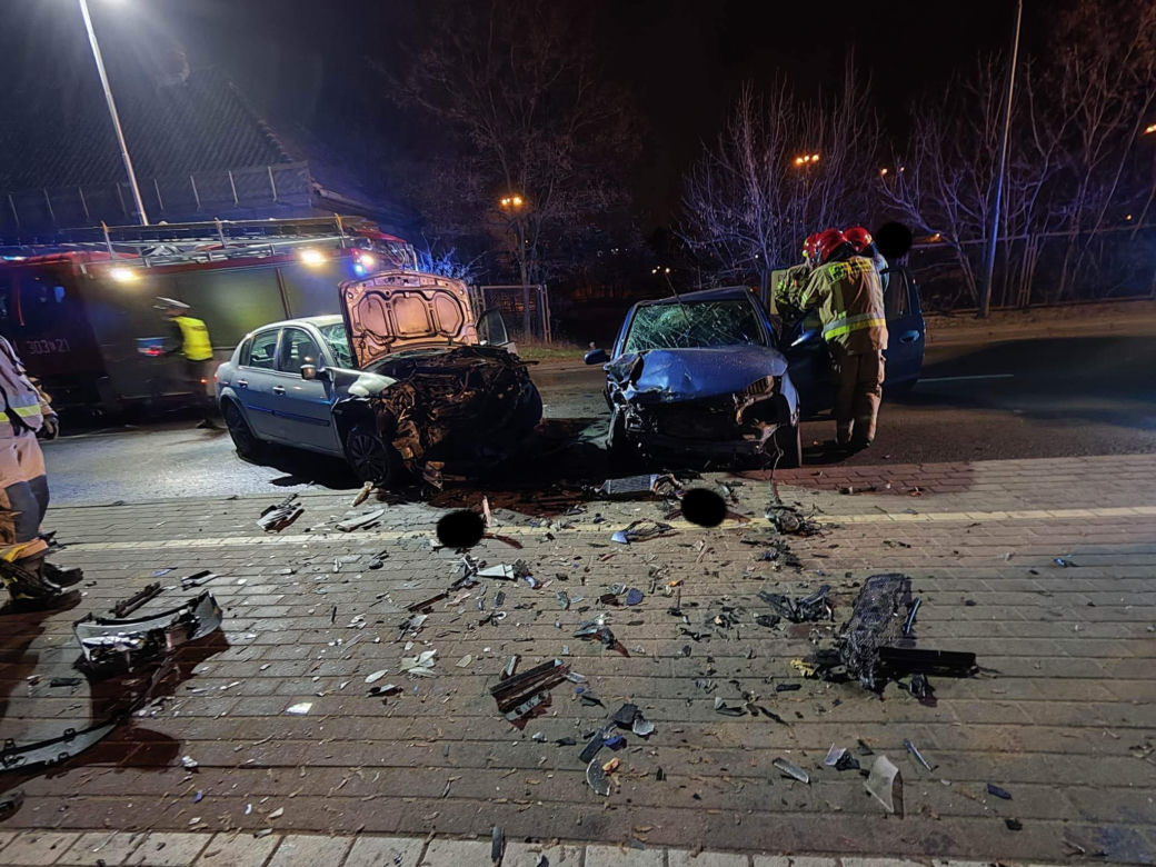 Czołowe zdarzenie dwóch samochodów na ul. Artyleryjskiej w Bydgoszczy! [ZDJĘCIA]
