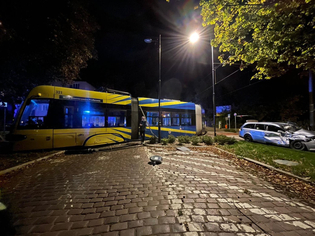 Tajemniczy wypadek na ul. Bydgoskiej w Toruniu. Auto zderzyło się z tramwajem