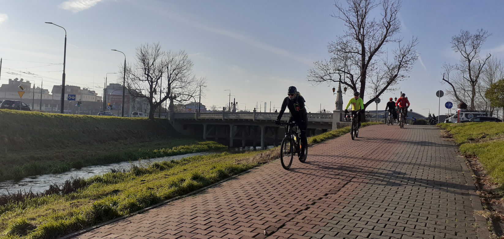 Lubelscy rowerzyści wyruszyli. Pokonają 103 kilometry w 103. rocznicę odzyskania niepodległości [GALERIA]
