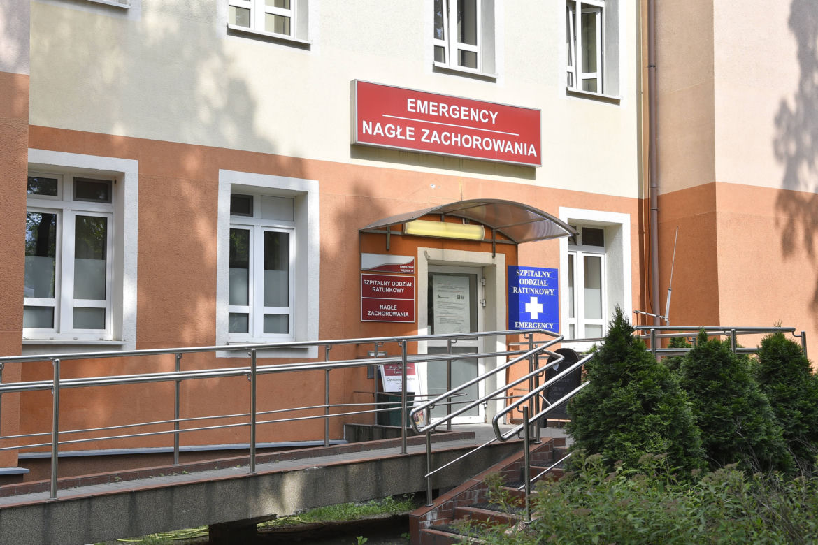 Wypisali emeryta o północy ze szpitala