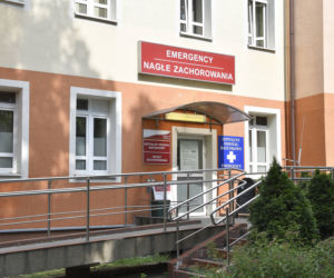 Wypisali emeryta o północy ze szpitala