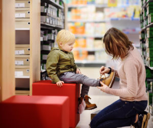 Zakupy z dzieckiem kończą się płaczem? Tak zamienisz je w zabawę