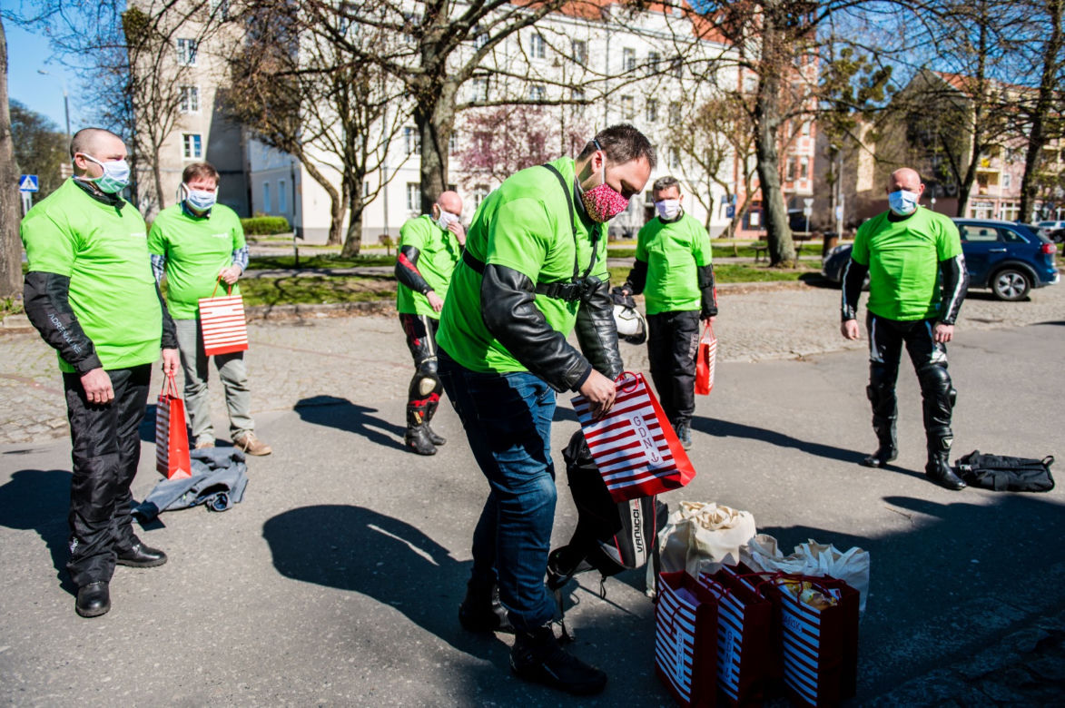 Koronawirus w Trójmieście. Jeżdżą na motorach i pomagają seniorom