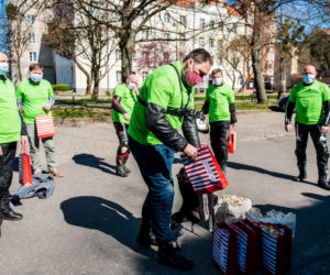 Koronawirus w Trójmieście. Jeżdżą na motorach i pomagają seniorom