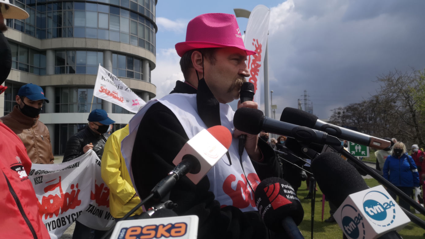 Gorąco pod siedzibą Tauronu. Związkowcy sprzeciwiają podziałowi spółki: "Sasin i Soboń odlecieli!" [ZDJĘCIA, WIDEO]