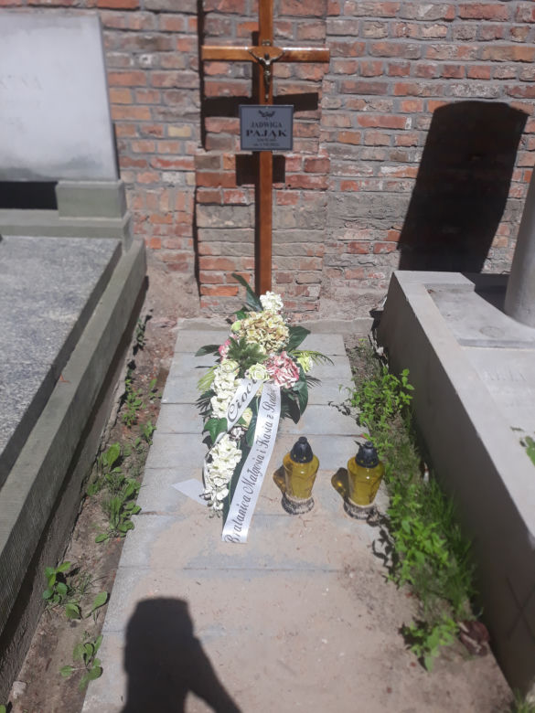 Pochował siostrę w swoim grobie
